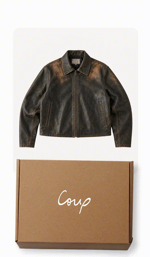 Campera de cuero junto a la caja de Coup